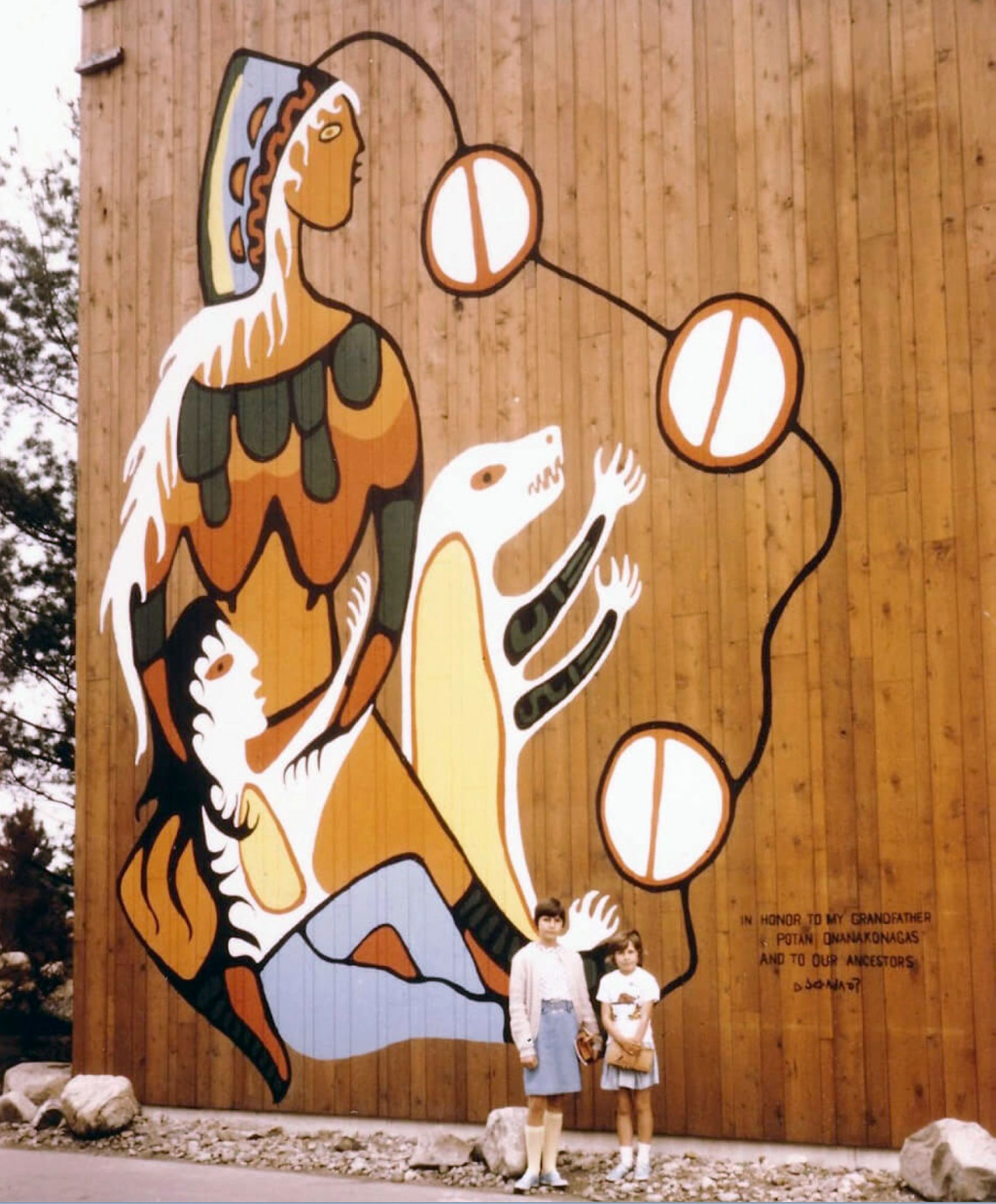 Photo de la fresque murale de l'Expo 67 achevée et censurée par Carl Ray
