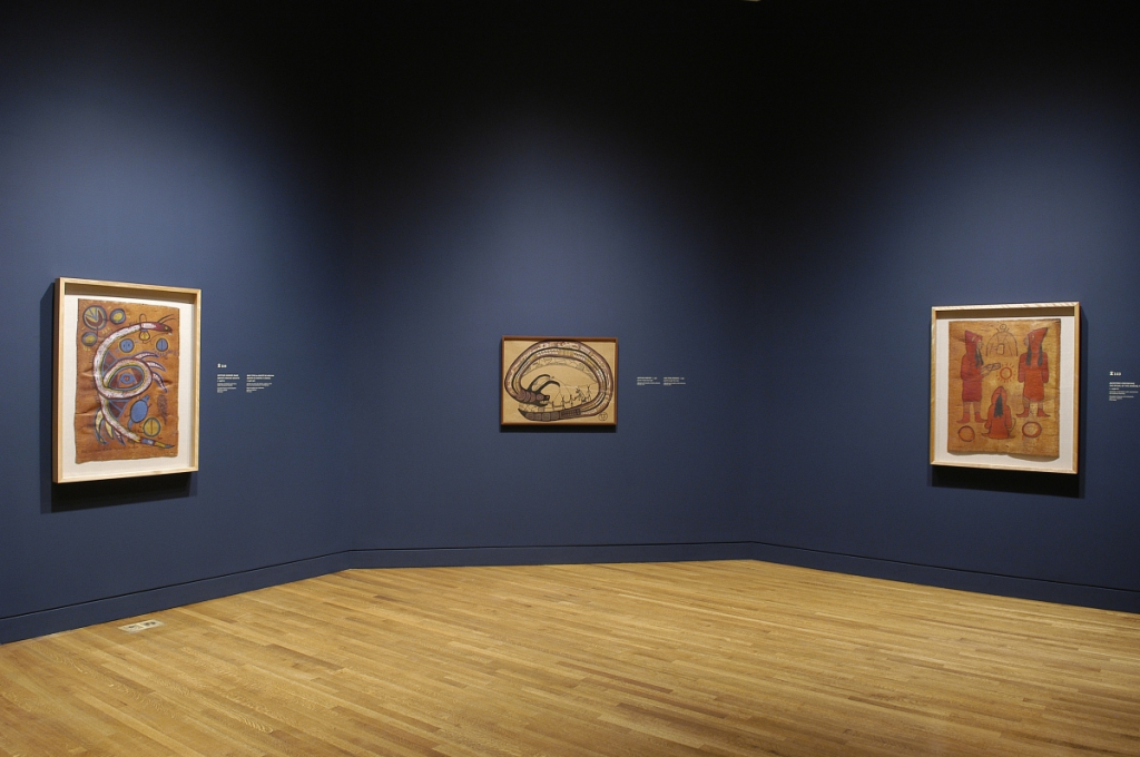 Photo de trois œuvres de Morrisseau dans une exposition